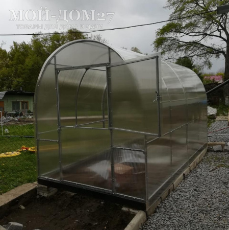 Теплица Трубная Двушка 2х4 метра с поликарбонатом | Мой-Дом27 | Каркас изготовлен из оцинкованной замкнутой трубы 20*20 мм.<br>
 <b>Ширина - 2 метра</b>. Высота - 2,15 метра. Длина 4 метра.<br>
 Выдерживаемая снеговая нагрузка - 100 кг/м2. Выдерживаемая ветровая нагрузка - до 22 м/с.<br>
 Расстояние между дугами 1 метр. <b>Толщина металла дуг 1,2 мм</b>. Ширина двери 0,96 метра.<br>